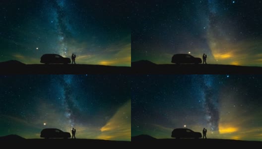 一个男人和一个女人站在一辆汽车旁，映衬着星空。时间流逝高清在线视频素材下载