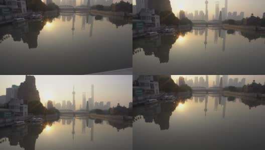 清晨宁静的上海城市天际线，外白渡桥和倒影与日出的河流，中国。倾斜了。高清在线视频素材下载
