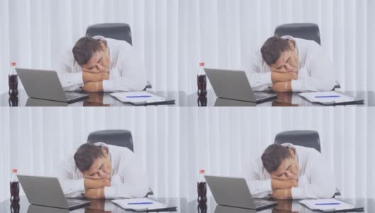 胖商人睡在办公室的桌子上高清在线视频素材下载