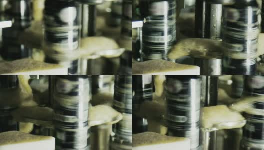 旋转装罐机通过在室内制造设施中旋转铝罐来密封铝罐高清在线视频素材下载