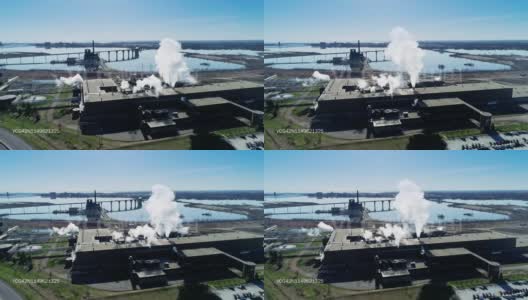 工业是否意味着污染?该工厂位于明尼苏达州五大湖之一的苏必利尔湖岸边。无人机视频与全景相机运动。高清在线视频素材下载