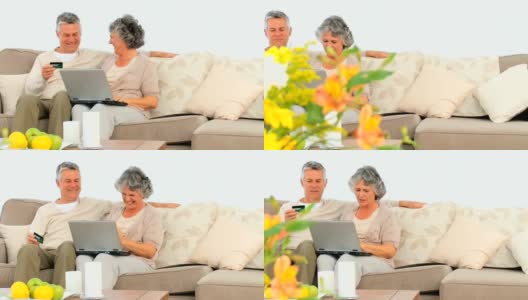 一对老夫妇在网上购物高清在线视频素材下载