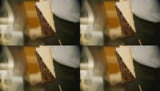 椰子雪糕蘸巧克力酱高清在线视频素材下载