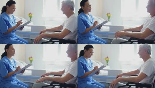 专业的好医生和一个坐轮椅的男人聊天高清在线视频素材下载