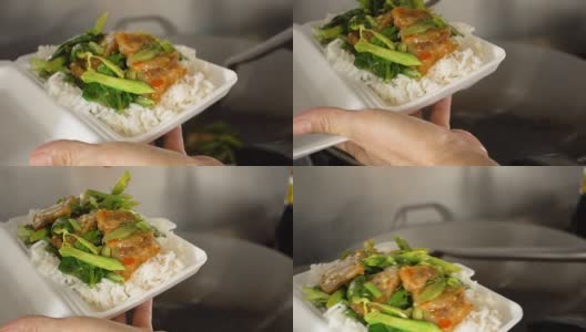 在家里做泰式菜“炒甘蓝炒脆猪肉”。高清在线视频素材下载