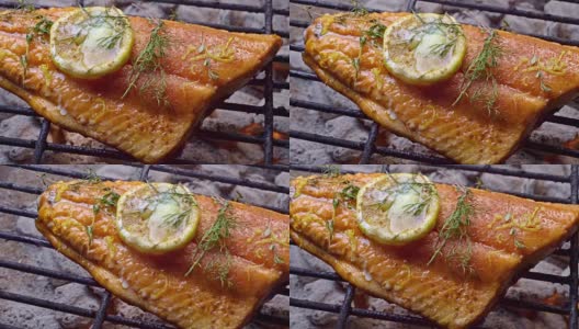火烤架上的野生鲑鱼片配上柠檬片和香草高清在线视频素材下载