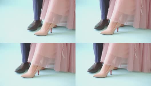 男人和女人的鞋子在蓝色的屏幕。高清在线视频素材下载
