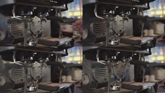 咖啡师准备咖啡机和冲泡咖啡咖啡在咖啡馆的咖啡机股票视频高清在线视频素材下载