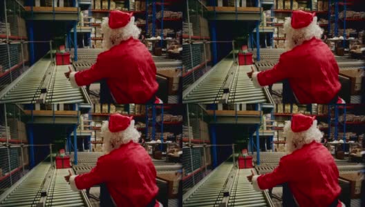 仓库里的圣诞节。圣诞老人拿着圣诞礼物高清在线视频素材下载