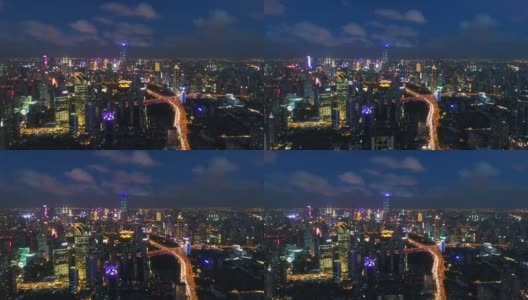 无人机拍摄:上海CBD夜间的4K鸟瞰图。高清在线视频素材下载