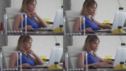 作为建筑师的女性在电脑上做3D渲染高清在线视频素材下载