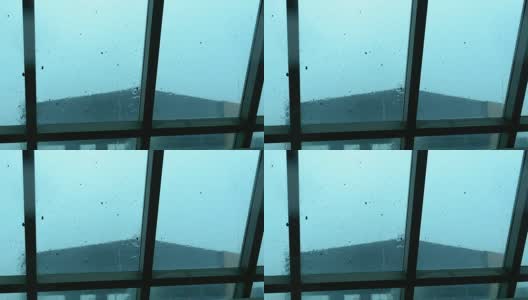 窗外的雨从玻璃上滴下来高清在线视频素材下载
