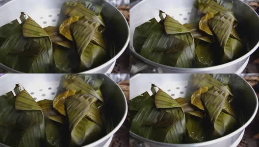 慢镜头:在锅里用香蕉叶包裹的泰国食物，热气腾腾高清在线视频素材下载