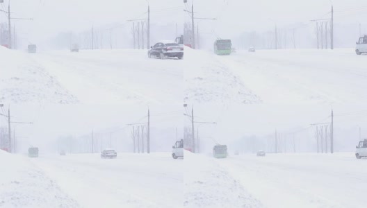 汽车在暴风雪中沿着街道行驶高清在线视频素材下载