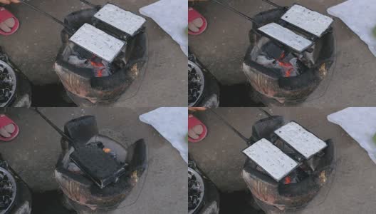 特写传统烹饪热华夫饼使用老式华夫饼铁在木炭上高清在线视频素材下载