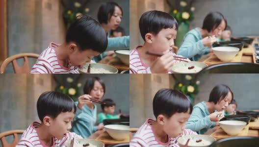 男孩用筷子吃米线高清在线视频素材下载