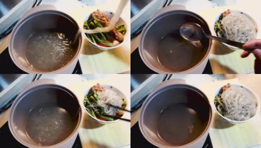 韩国菜筷子，土豆粉面，碗鸡腿，西红柿，蔬菜加汤高清在线视频素材下载