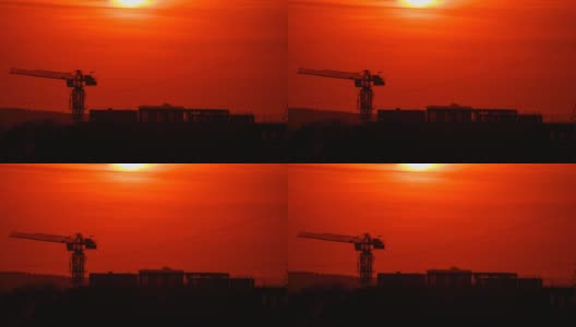 时间流逝，红色太阳在城市上空的日落，天空的轮廓，建筑和摩天大楼高清在线视频素材下载