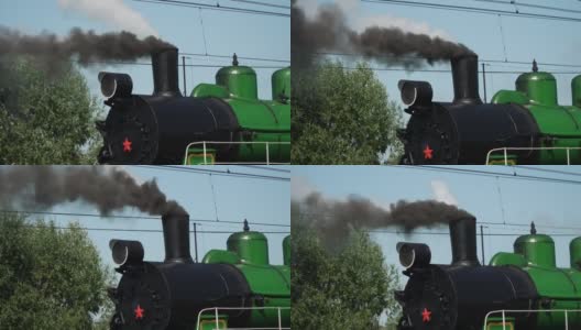 从一辆旧火车头的烟囱里冒出的烟高清在线视频素材下载