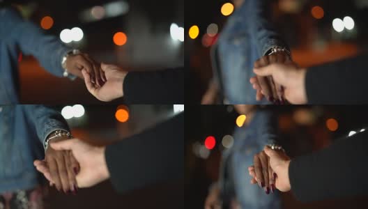 迷人的年轻非洲女人牵着男友的手走在夜晚的城市里高清在线视频素材下载