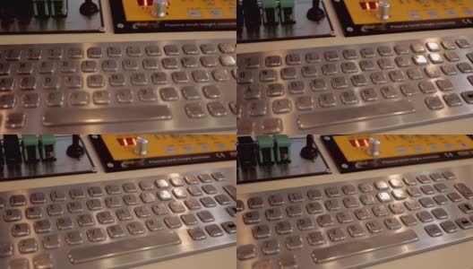 工业机器控制面板上闪亮的金属键盘高清在线视频素材下载