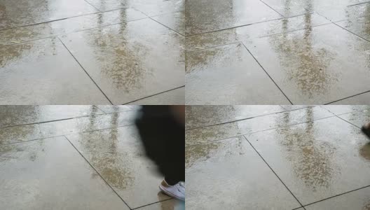 脚在雨中行走高清在线视频素材下载