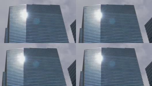 特写:明亮的阳光反射在市中心的玻璃摩天大楼高清在线视频素材下载