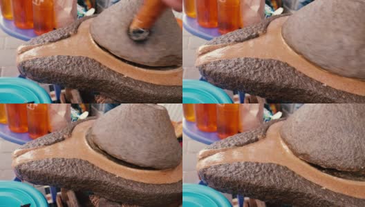 传统的摩洛哥磨石，将杏仁磨碎，与摩洛哥坚果油混合，就变成了阿姆卢。高清在线视频素材下载