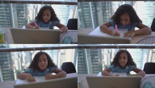 女孩在家用笔记本电脑看虚拟课程高清在线视频素材下载