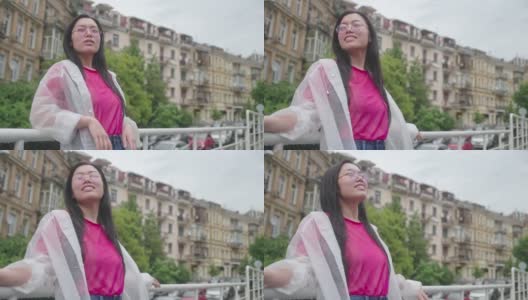美丽的亚洲女人享受新鲜的空气后，花时间在户外高清在线视频素材下载