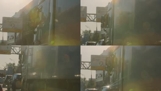 在一个阳光明媚的日子里，一辆卡车和拖车在高速公路上行驶高清在线视频素材下载