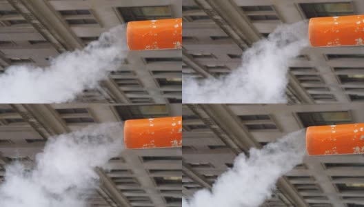 垂直视频烟囱烟雾在纽约市曼哈顿街道上，慢动作180帧/秒高清在线视频素材下载