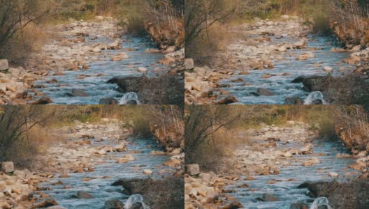 湍急、寒冷的Cheremosh山溪在喀尔巴阡山脉岩石海岸的背景上。Dzembronya山村初秋雾蒙蒙的早晨高清在线视频素材下载