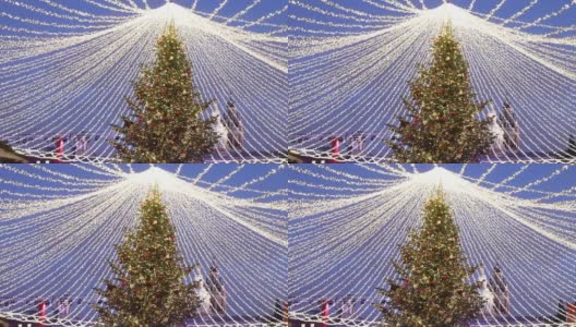 总体规划。摄像机从左向右移动。新年城市装饰。城市街道上的圣诞树和花环高清在线视频素材下载