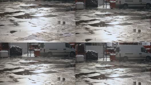 冬天有水坑和湿漉漉的雪高清在线视频素材下载
