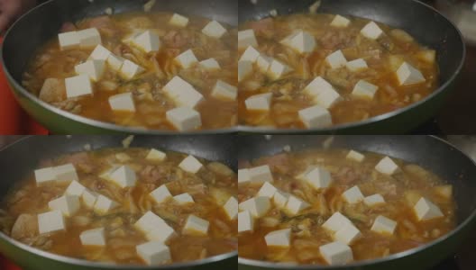 沸腾的泡菜Jjigae。有辣泡菜、豆腐和其他配料的韩式汤。高清在线视频素材下载