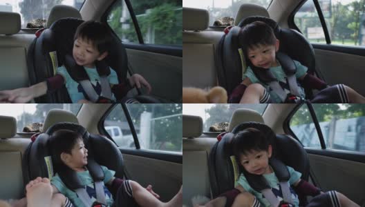 可爱的男孩坐在汽车座椅上高清在线视频素材下载