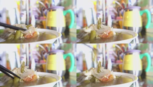 筷子夹洋葱豆西红柿蔬菜汤高清在线视频素材下载