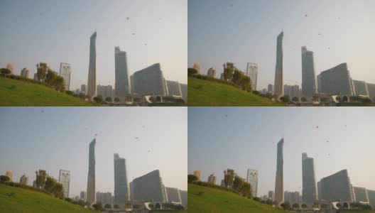 日落时分长沙市著名的三角洲公园塔放风筝慢镜头全景4k中国高清在线视频素材下载