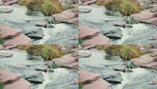 美丽的山河流过岩石。水流在山河中接近高清在线视频素材下载