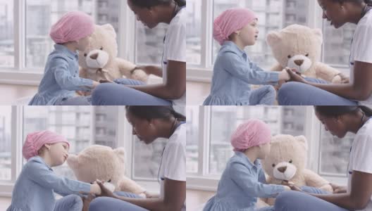 女医生坐在儿童病人与癌症斗争高清在线视频素材下载