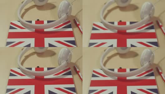 学习英语课程标志概念与英国国旗和耳机。英语学校标识高清在线视频素材下载