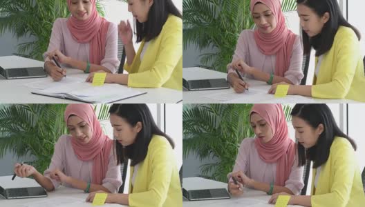 在工作会议上向两位亚洲女商人倾斜高清在线视频素材下载
