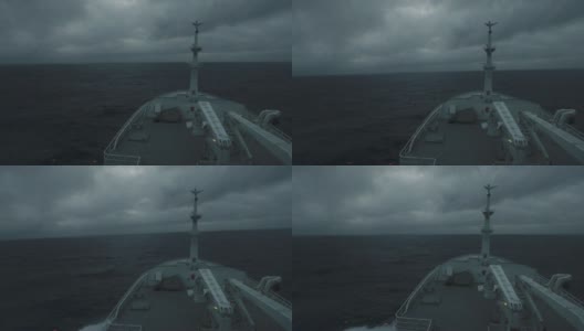 POV从航行于海洋的小船的桥上高清在线视频素材下载