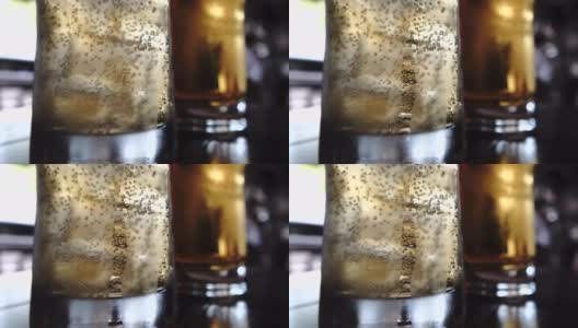 冷凝滴在高啤酒苹果酒杯背光高清在线视频素材下载