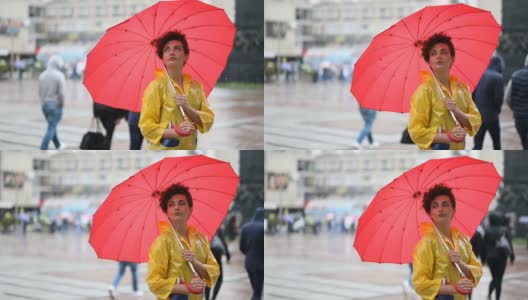 在城市里撑着伞的女人高清在线视频素材下载