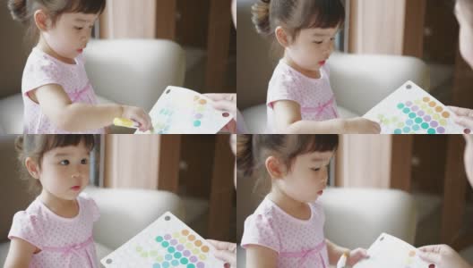 年轻的亚洲女孩学习一种颜色和练习绘画高清在线视频素材下载