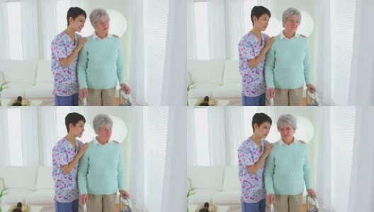 中国护士和老年病人望着窗外高清在线视频素材下载