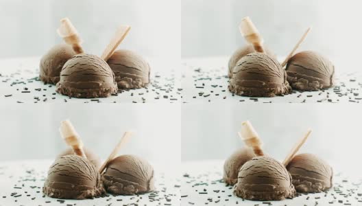 巧克力冰淇淋，旁边有巧克力片，上面有装饰高清在线视频素材下载