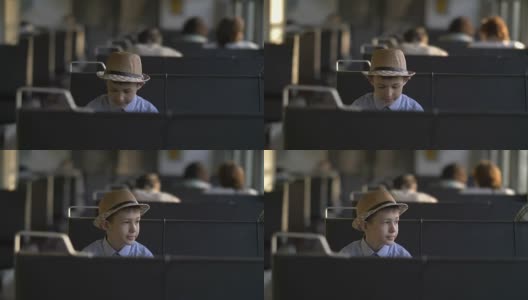 快乐的男孩坐在火车上望着窗外，梦想着什么高清在线视频素材下载